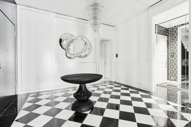 Idee per un grande ingresso o corridoio contemporaneo con pareti bianche e pavimento con piastrelle in ceramica