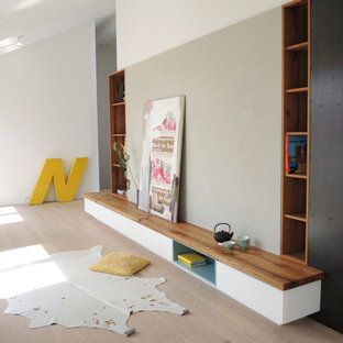 Esempio di un ingresso o corridoio nordico con parquet chiaro e pareti grigie