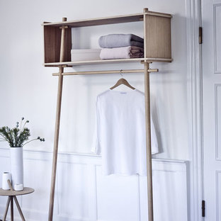 Esempio di un ampio ingresso o corridoio scandinavo con pareti blu, pavimento in cemento e pavimento giallo