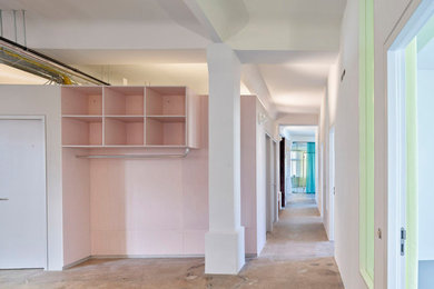 Mittelgroßer Moderner Flur mit rosa Wandfarbe, Betonboden, grauem Boden, Kassettendecke und Holzwänden in Berlin