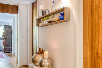 Kleiner Moderner Flur mit dunklem Holzboden in München