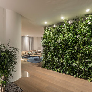 Mittelgroßer Moderner Flur mit weißer Wandfarbe, braunem Holzboden und braunem Boden in Stuttgart