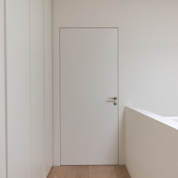 Rahmenlose Tür flächenbündig in die Wand eingebaut