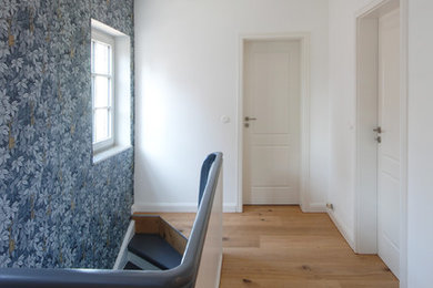 Klassischer Flur mit weißer Wandfarbe und braunem Holzboden in Düsseldorf