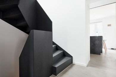 Источник вдохновения для домашнего уюта: лестница среднего размера в стиле лофт с обоями на стенах