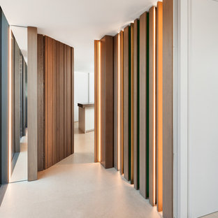 Inspiration pour un grand couloir design avec un mur blanc, un sol en linoléum et un sol beige.
