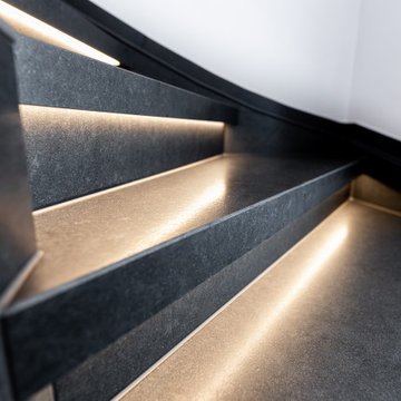Treppenrenovierung einer Holztreppe mit schwarzen Steinstufen und LED Licht