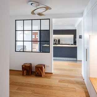 Großer Industrial Flur mit braunem Holzboden, weißer Wandfarbe und braunem Boden in Essen