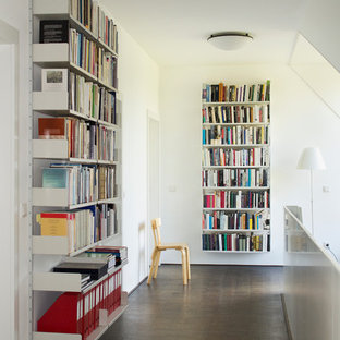 Esempio di un ingresso o corridoio design di medie dimensioni con pareti bianche e parquet scuro