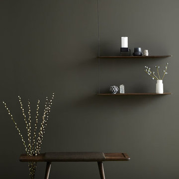 Wandregale aus dunklem Holz - minimalistisch
