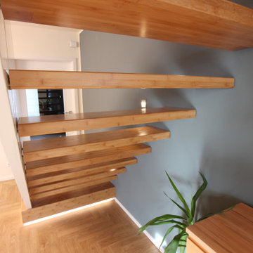 Wandscheibentreppe in Bambus kombiniert mit weiss