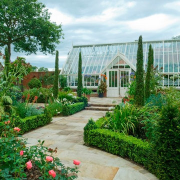 Anlehn-Gewächshaus in einem klassischen Walled Garden