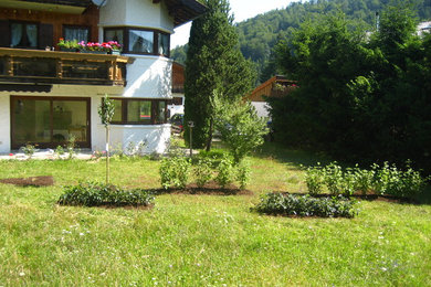 Geometrischer, Mittelgroßer Landhausstil Hanggarten im Sommer mit direkter Sonneneinstrahlung, Kübelpflanzen und Betonboden in München