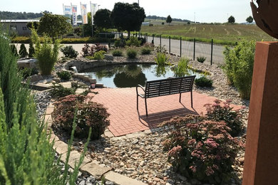 Mittelgroßer Moderner Gartenteich mit Natursteinplatten in Sonstige