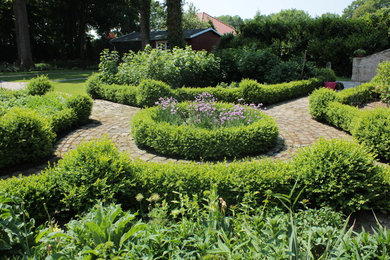 Geometrischer, Mittelgroßer Landhausstil Gartenweg im Sommer mit direkter Sonneneinstrahlung und Natursteinplatten in Sonstige
