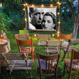 Stilmix Garten im Sommer, hinter dem Haus in München