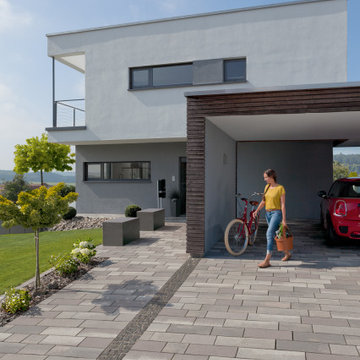 Der klare Baustil des Hauses wird in der Gestaltung des Außenbereichs aufgegriff