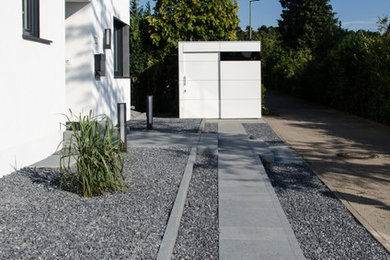 Mittelgroßer, Halbschattiger Moderner Garten mit Natursteinplatten in München