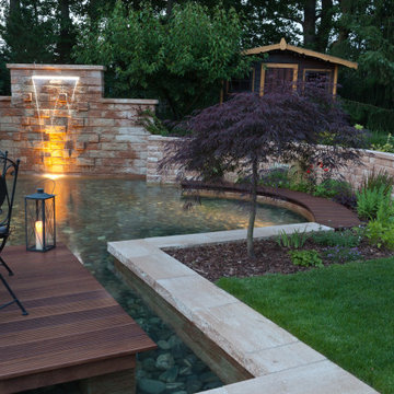 Eine stilvolle Kombination aus Holz, Stein und Wasser im Garten.