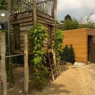Halbschattiger Rustikaler Garten mit Spielgerät in Hamburg