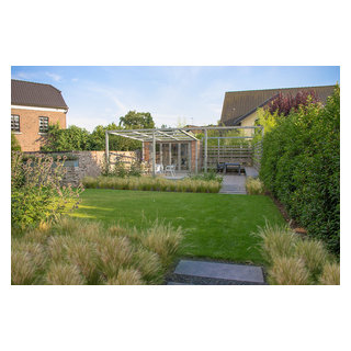 Gartenanlage 110101 gerade Linien und schwingende Gräser