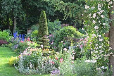 Cette photo montre un jardin tendance avec une exposition partiellement ombragée.