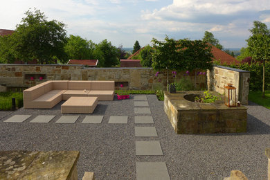 Großer Moderner Garten im Sommer mit direkter Sonneneinstrahlung in Hannover