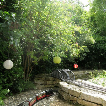 Garteneisenbahn, Kräuterspirale und kleiner Teich