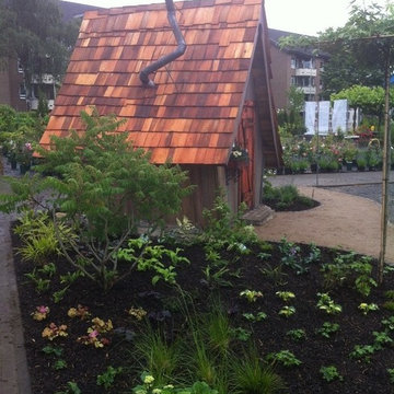 Gartenhaus mit Pflanzung für Schattenbereich