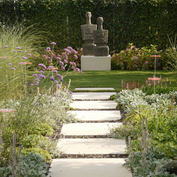 Gartenraum mit Skulptur