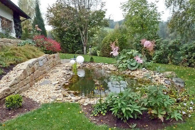 Gartenumgestaltung mit Teich und Natursteinmauer
