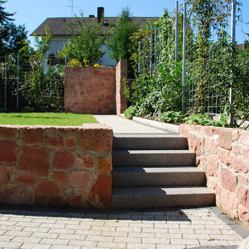 Gartenweg mit Treppe und Sandsteinmauer, begrünte Rankgitter