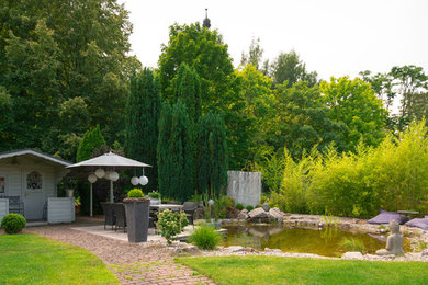 Esempio di un giardino esposto a mezz'ombra in estate con un ingresso o sentiero