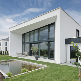 Mittelgroßer Moderner Garten hinter dem Haus mit Teich und direkter Sonneneinstrahlung in München