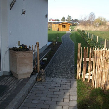 Hausgarten mit Rollrasen und Gartenhaus, sowie Wegen und Freisitz hergestellt