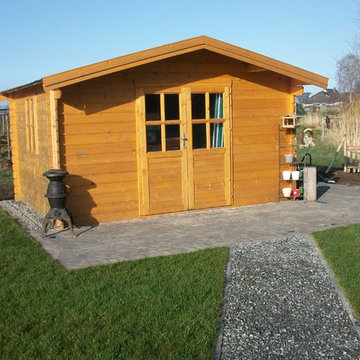 Hausgarten mit Rollrasen und Gartenhaus, sowie Wegen und Freisitz hergestellt