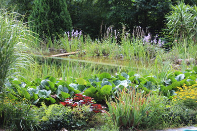 Geometrischer, Großer Landhaus Garten hinter dem Haus, im Sommer mit Wasserspiel, Natursteinplatten und direkter Sonneneinstrahlung in Sonstige