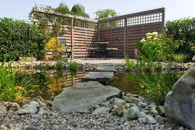 Cette image montre un aménagement d'entrée ou allée de jardin design avec des pavés en pierre naturelle.