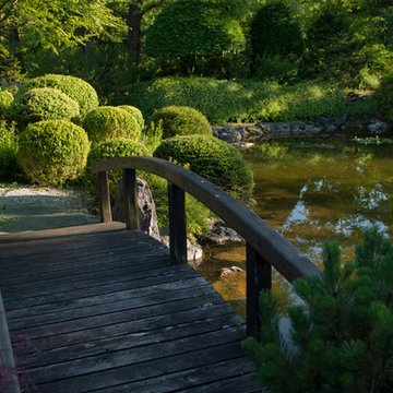 Holzbrücke über den Teich
