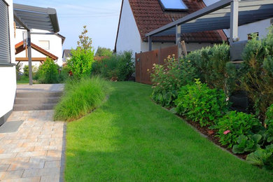 Geometrischer, Großer Moderner Gemüsegarten im Sommer, hinter dem Haus mit direkter Sonneneinstrahlung und Mulch in Frankfurt am Main