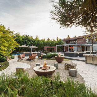 Esempio di un grande giardino etnico esposto in pieno sole in estate con un focolare e pavimentazioni in pietra naturale
