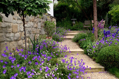 Kleiner, Halbschattiger Klassischer Kiesgarten im Sommer, neben dem Haus in Sonstige