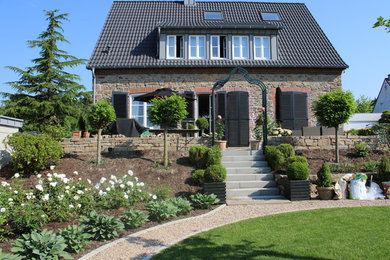 Photo of a contemporary garden in Dusseldorf.