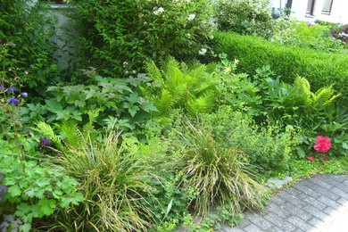 Kleiner, Halbschattiger Klassischer Garten im Sommer mit Natursteinplatten in München