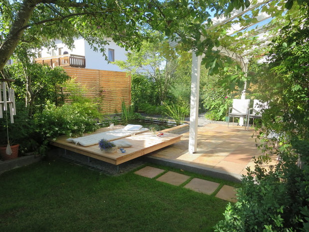 Pflegeleichter Garten mit großem Sonnendeck