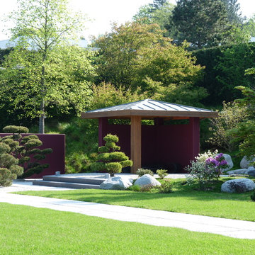 Kleiner erhöhter Sitzplatz mit Pavillon und Sichtschutzmauer