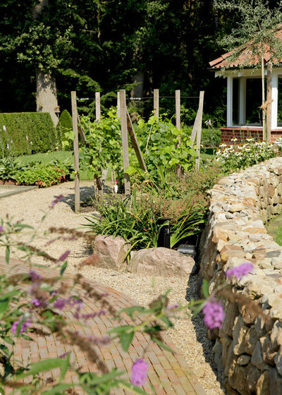 Landhausstil Garten by Reiffenschneider Garten & Landschaftsbau