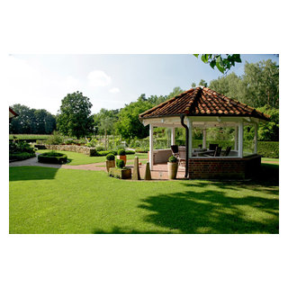 Landhausgarten mit Boulebahn und Pool Farmhouse Landscape Other