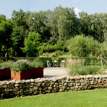 Landhausgarten mit Boulebahn und Pool