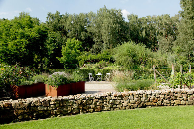 Landhausstil Garten by Reiffenschneider Garten & Landschaftsbau